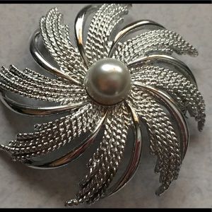 Sarah Coventry Pearl Starburst Brooch Pin